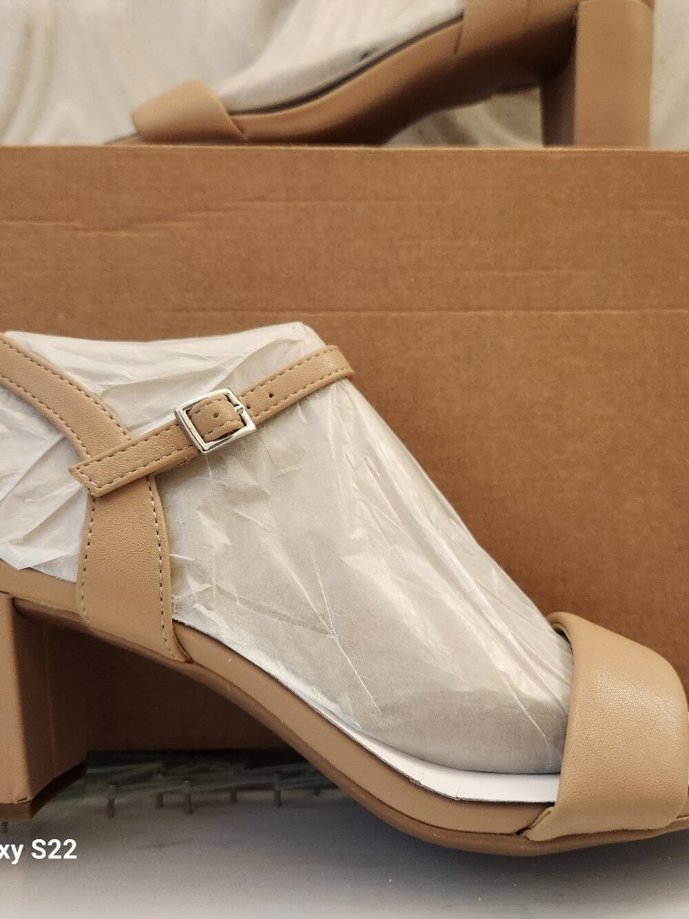 Naturalizer "Bristol" Tan Heeled sandals. New in replacement Box. Size 9.5